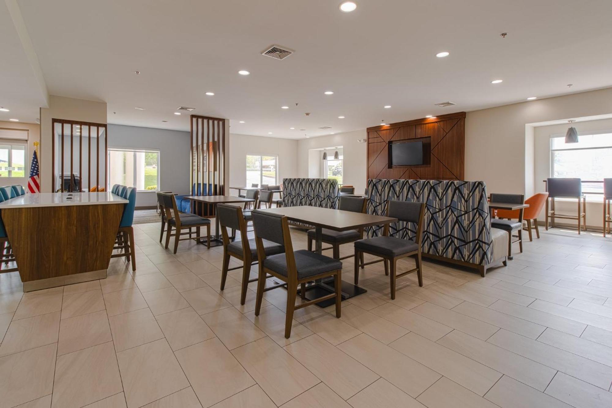 Holiday Inn Express Hartford-Newington By Ihg Exterior photo
