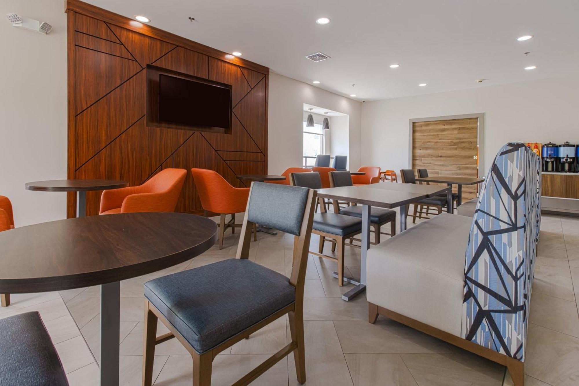 Holiday Inn Express Hartford-Newington By Ihg Exterior photo