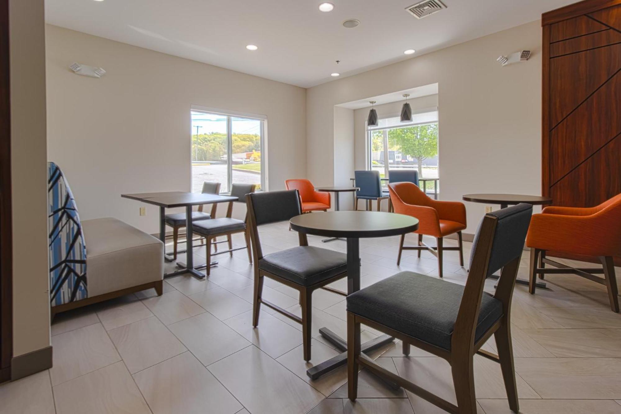 Holiday Inn Express Hartford-Newington By Ihg Exterior photo